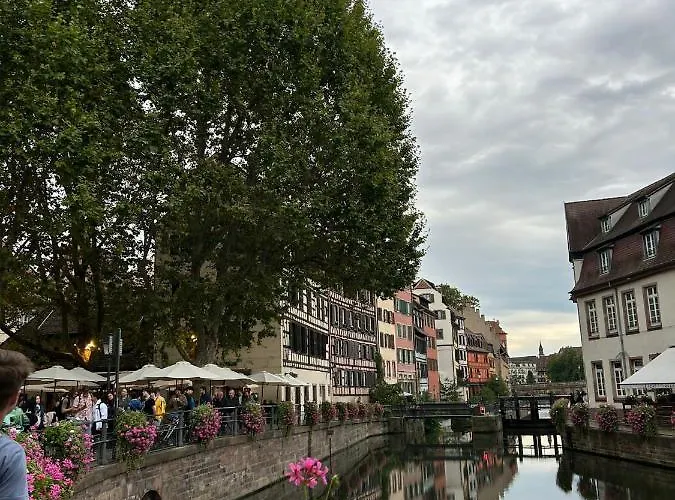 شقة Petite France